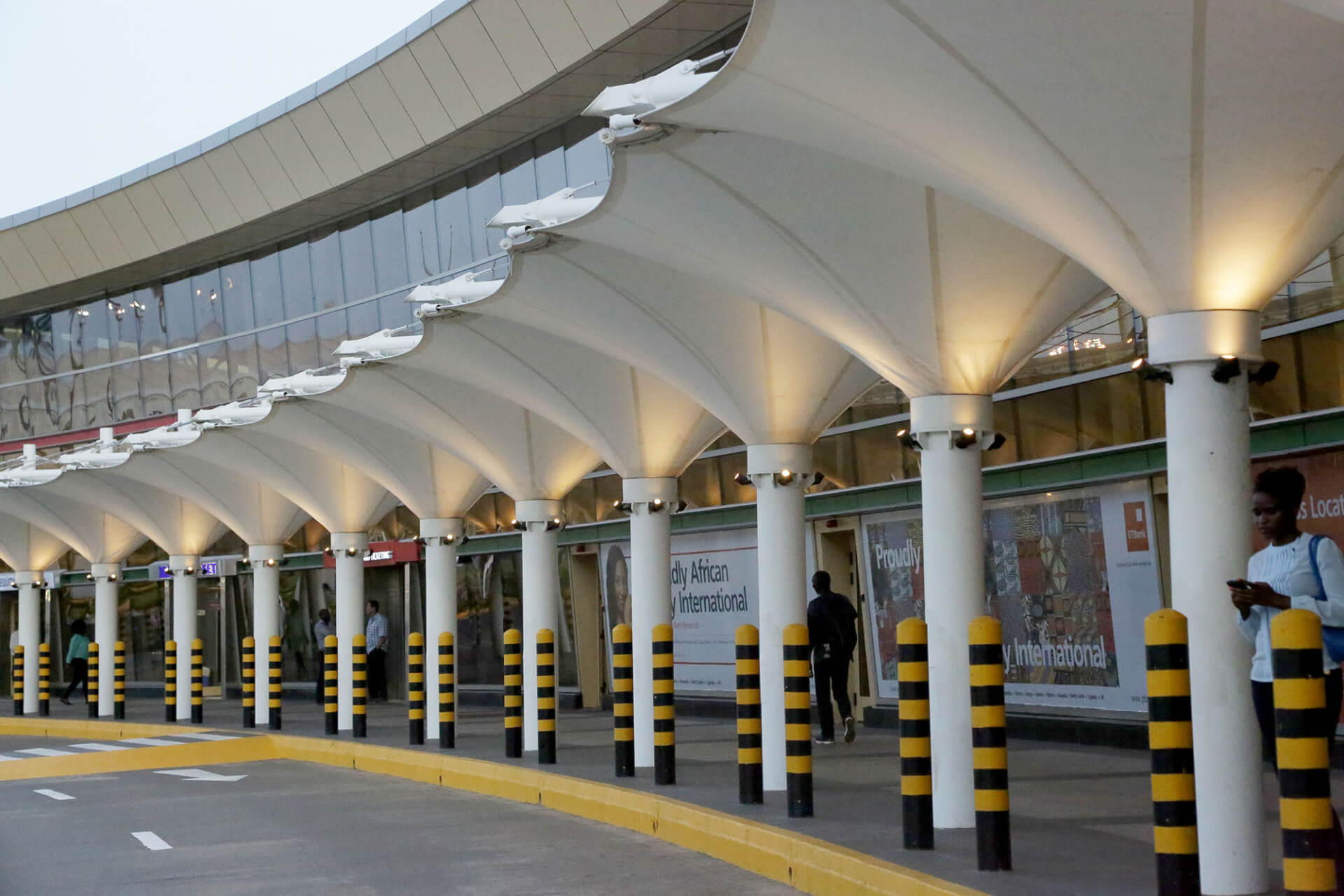 Kenyan minister apologises over airport blackout