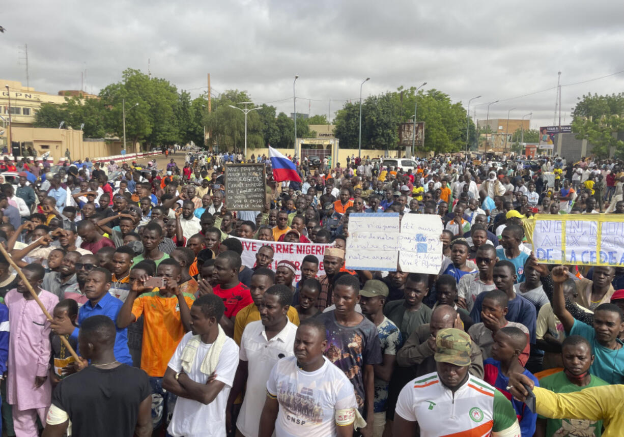 Thousands gather in Niger, demand withdrawal of French troops