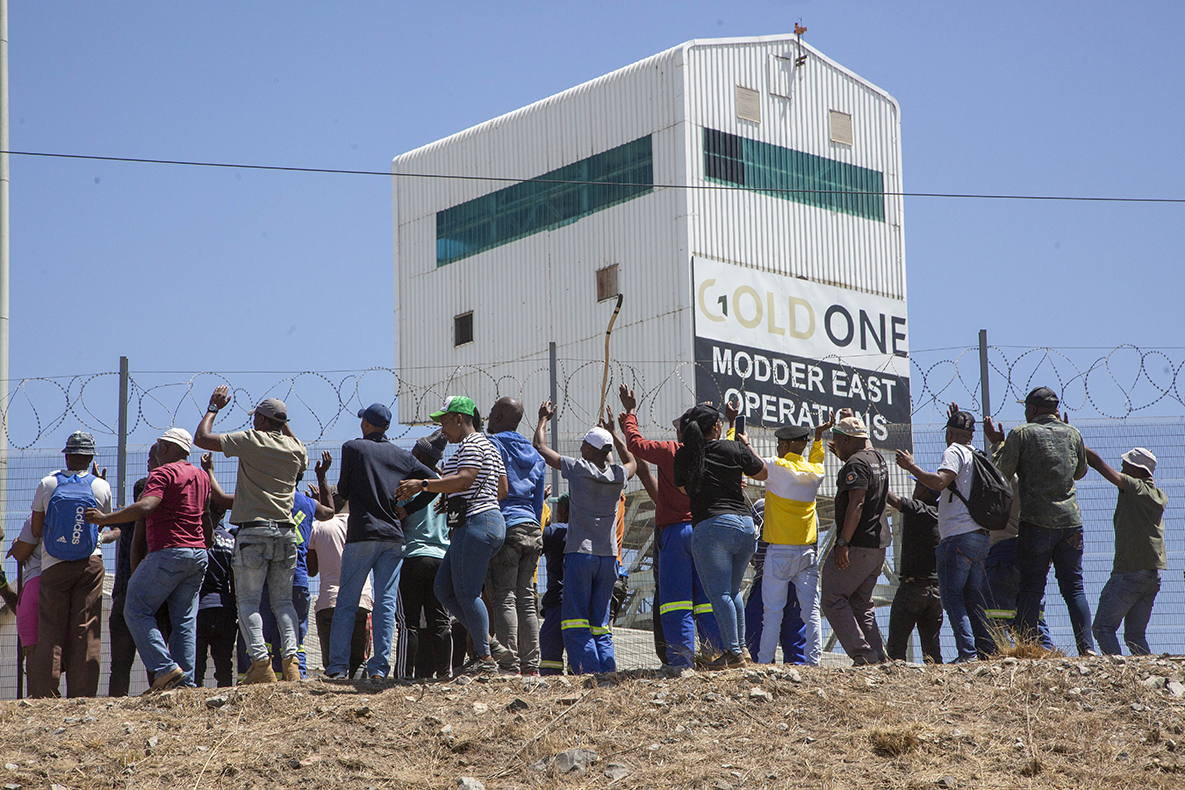 Hundreds of S African miners remain underground In union dispute