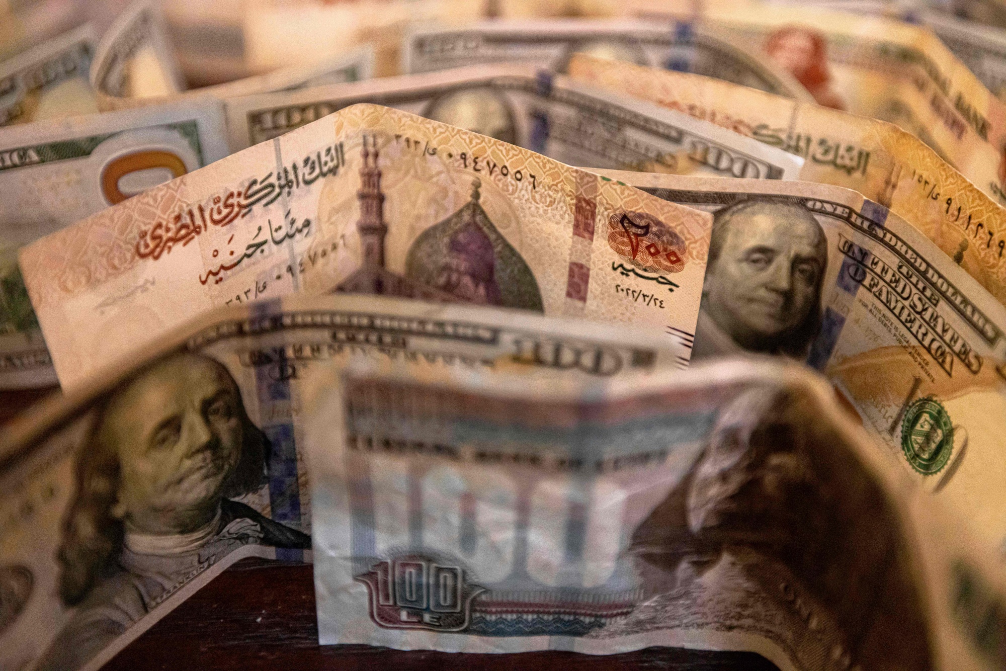Egypt’s currency weakens, reserves strengthen with investments