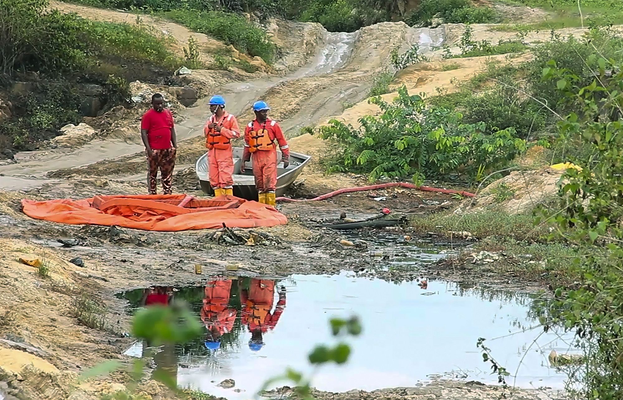 Nigeria’s oil spill agency probes Shell pipeline leak