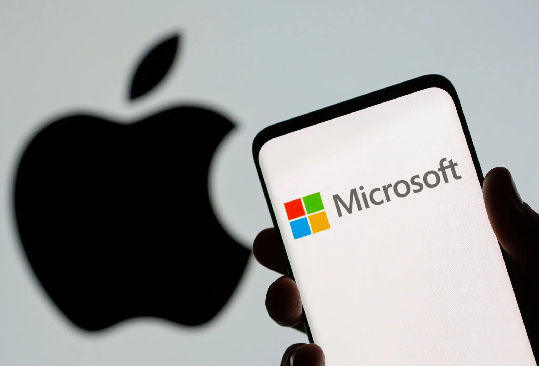 Microsoft briefly dethrones Apple as top tech titan