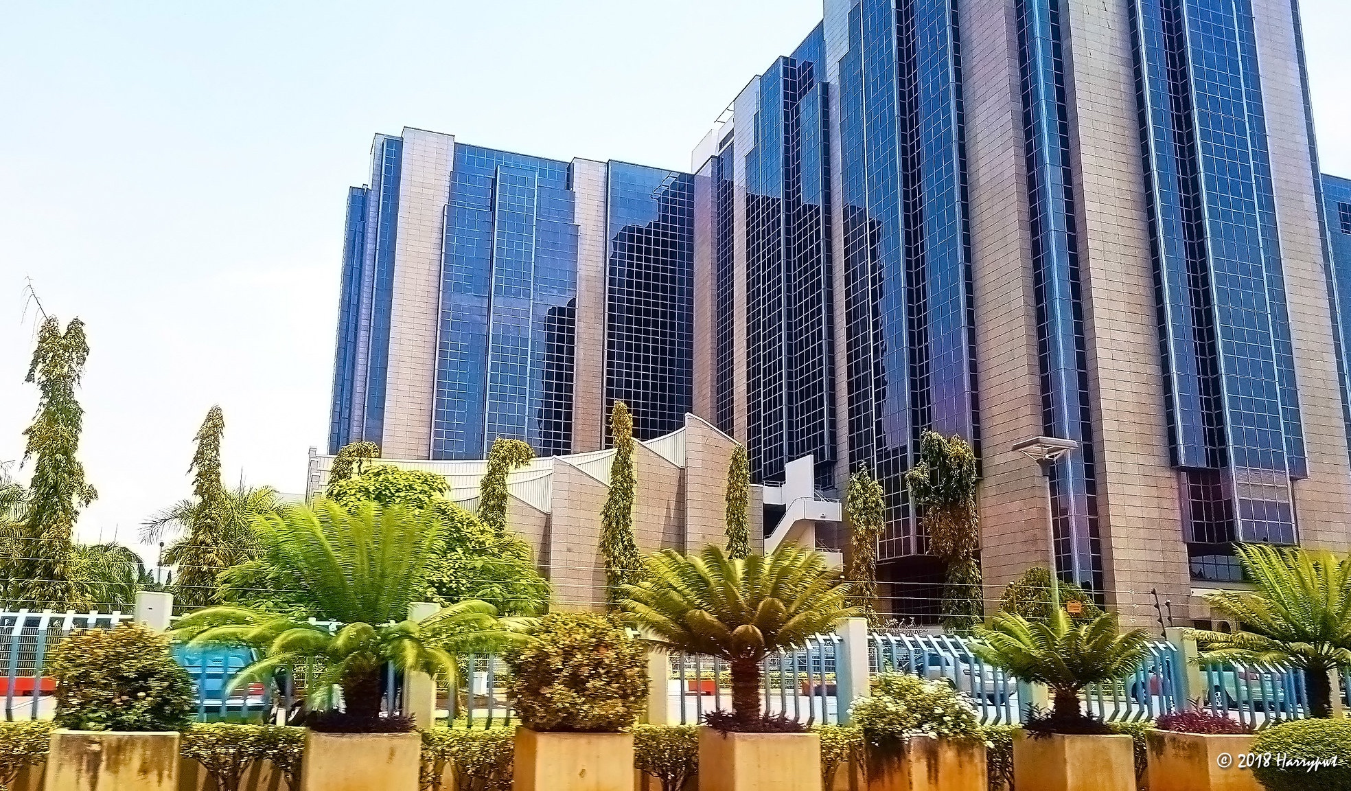 Nigeria steps up efforts to ease dollar shortage via bureaus