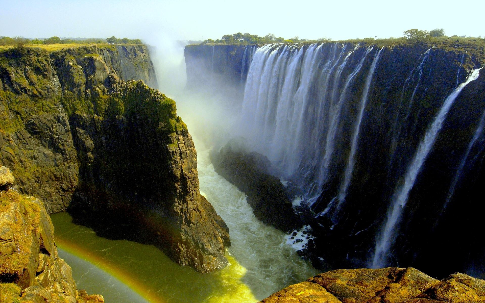 Victoria Falls wows spectators with its magnificent display