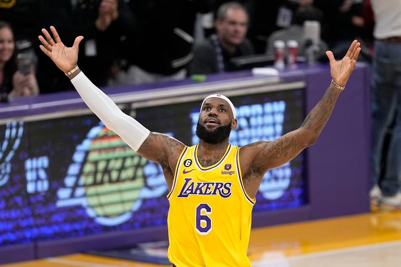 LeBron James makes history, surpasses 40,000 career points