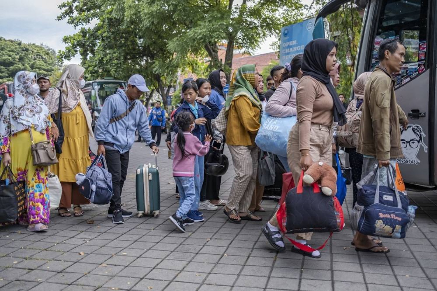Muslims worldwide get ready for Eid al-Fitr celebrations