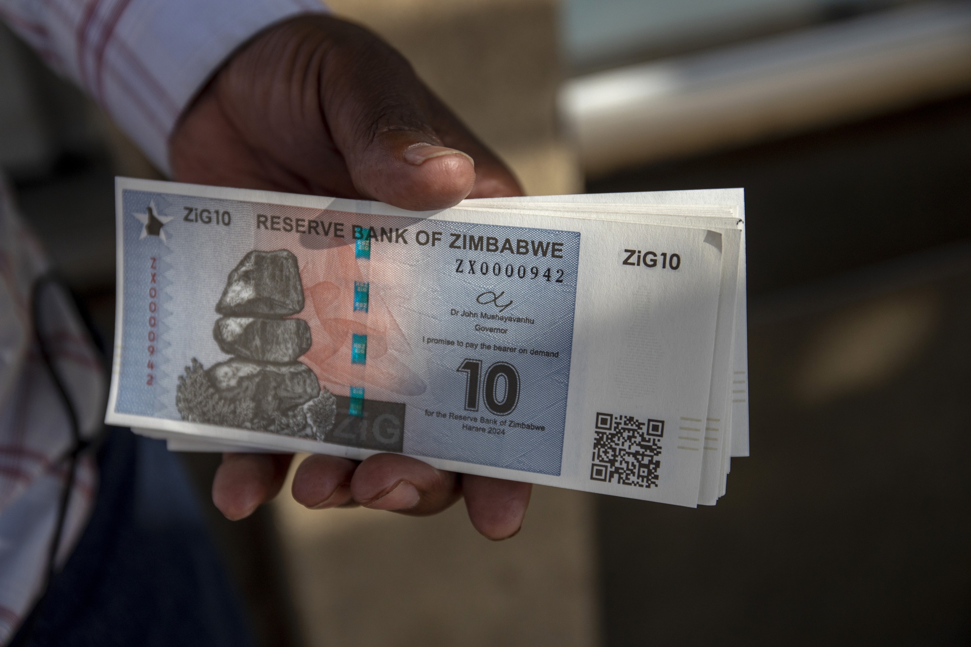 Zimbabwe enforces fines for businesses avoiding official exchange rate
