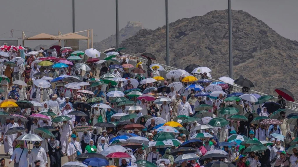 Egypt cracks down on tourism companies after hajj pilgrim deaths