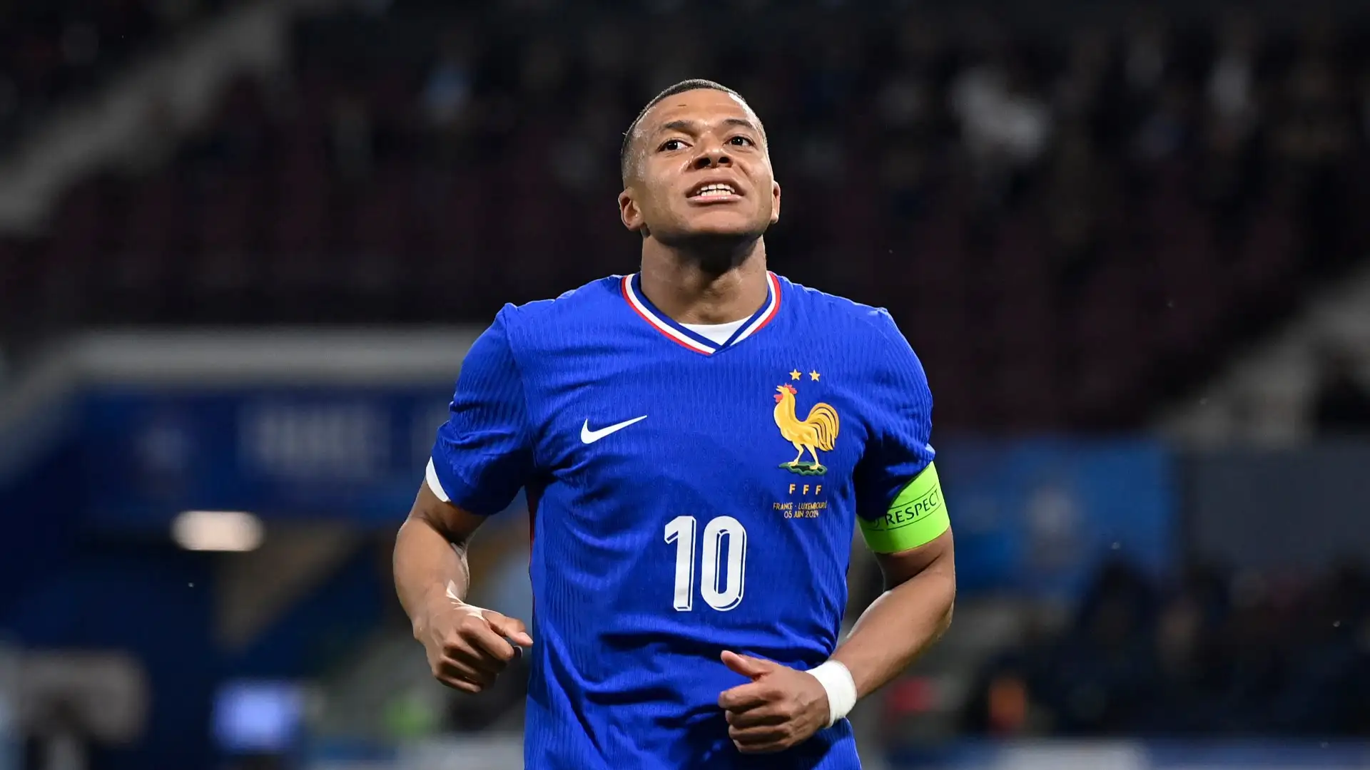 France’s Mbappe trains in mask, eyes return against Poland