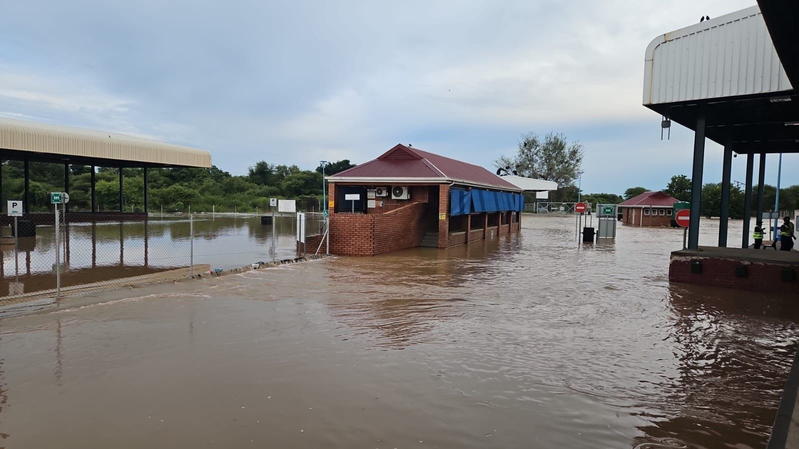 Heavy rains close South Africa’s border crossing with Botswana