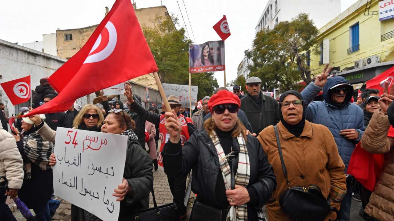 Tunisian demonstrators call for the release of jailed Saied critic