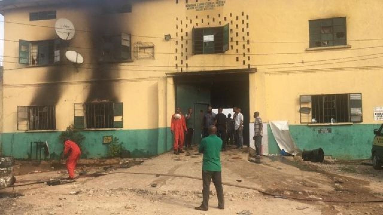 Prisoners flee in Nigeria jailbreak amid overcrowding crisis