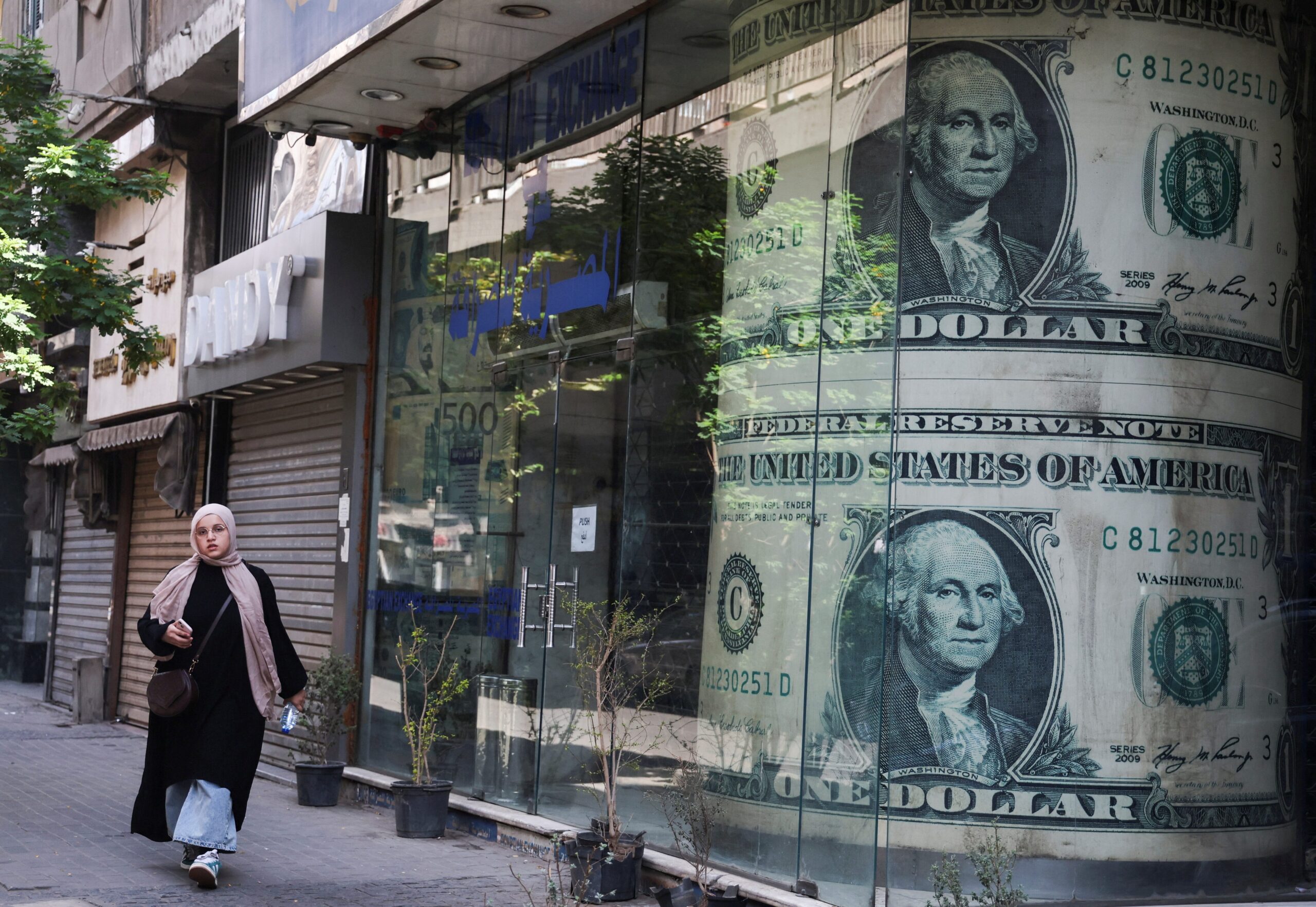 Egypt’s net foreign assets slip after March rebound