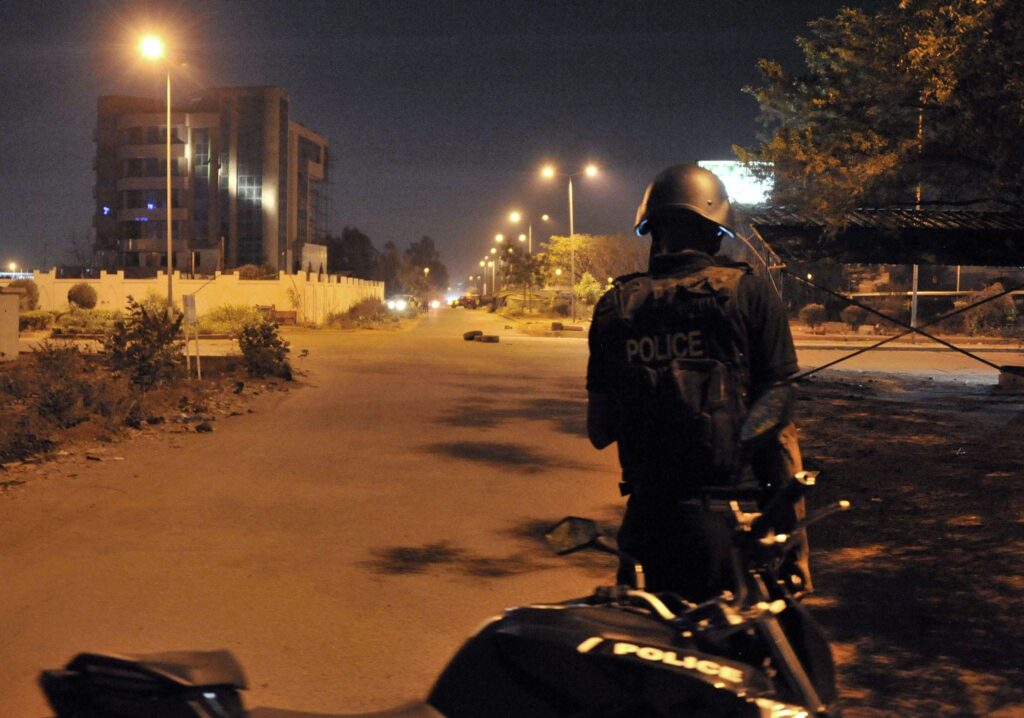 France urges citizens to leave Mali amid escalating violence