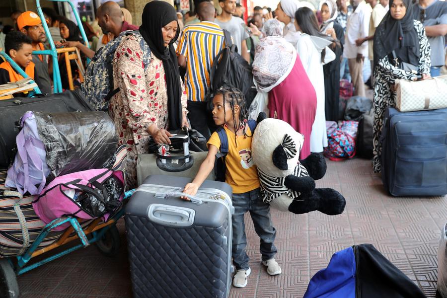 Sudanese families leave Cairo for the border on special trains