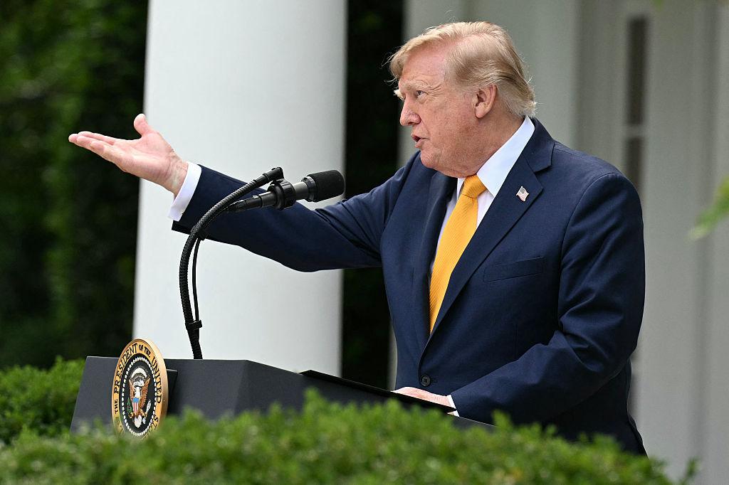 Trump pledges complete ban on Sharia law in US