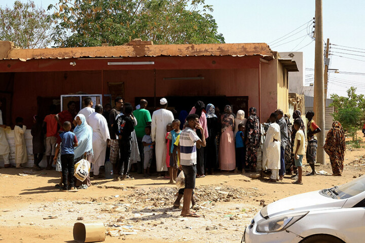Khartoum paralysed by fuel crisis as bread prices threaten to double