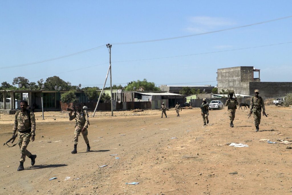 Ethiopian forces near Mekelle as Tigray fighting escalates