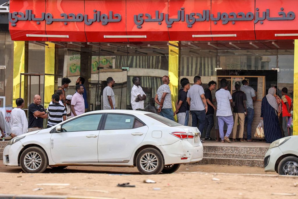 Khartoum authorities shut bakeries as bread queues return