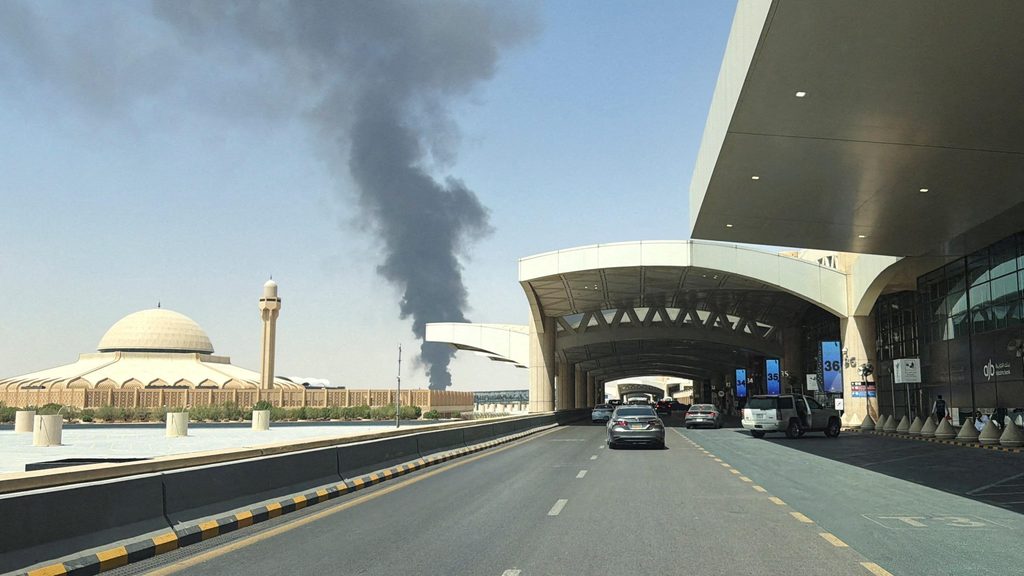 Houthis hit Riyadh airport 20 times, killing 17